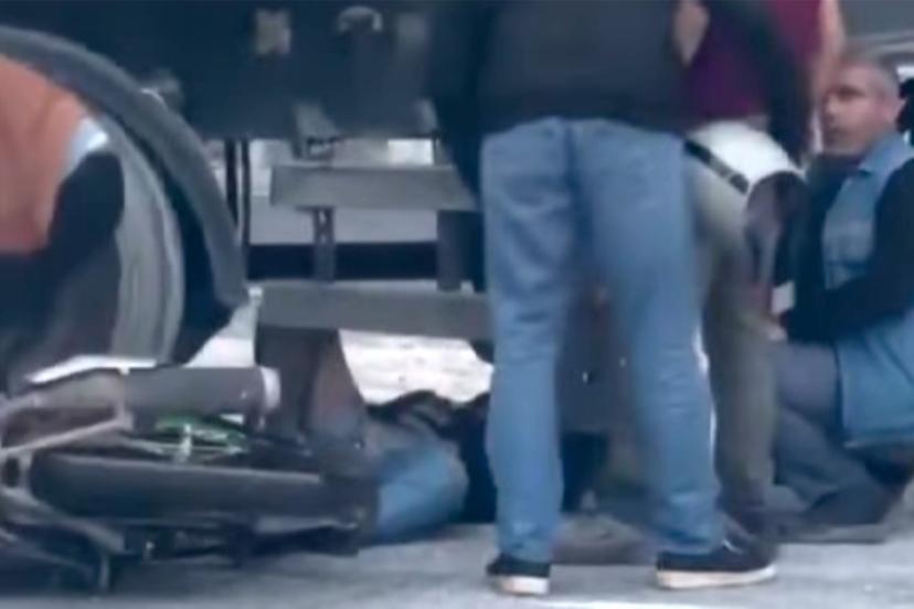 Şanlıurfa'da korkunç bir kaza: Motosiklet, kamyonun altında sıkıştı.