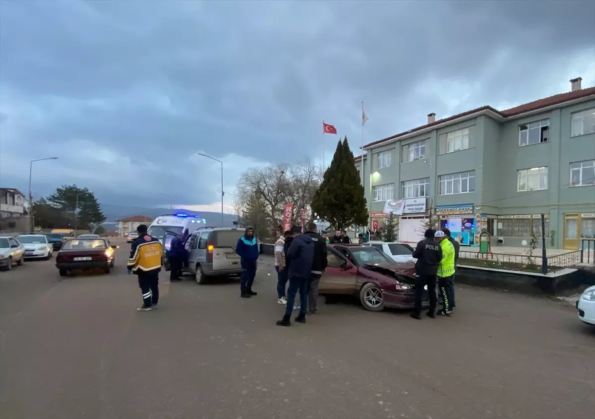 Sivas'ta Kaza Sonucu 3 Kişi Yaralı