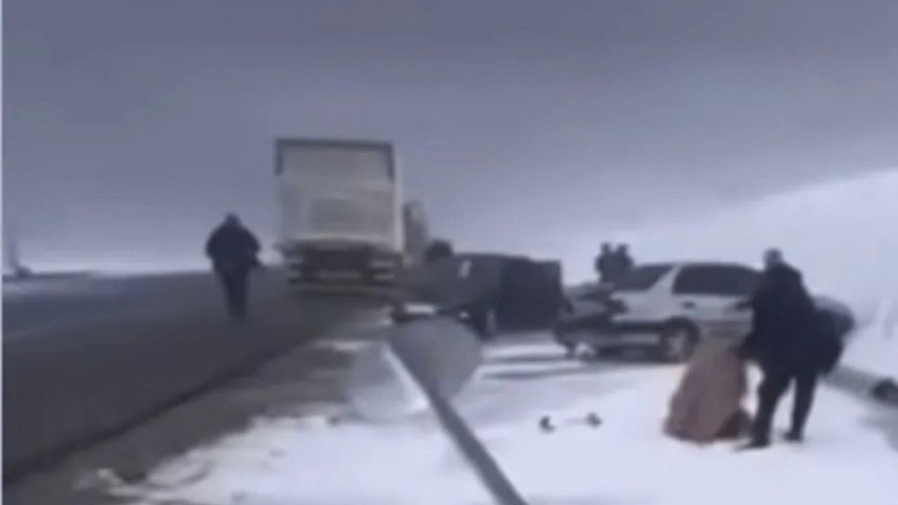 Van-Gürpınar Yolu'nda Zincirleme Trafik Kazası