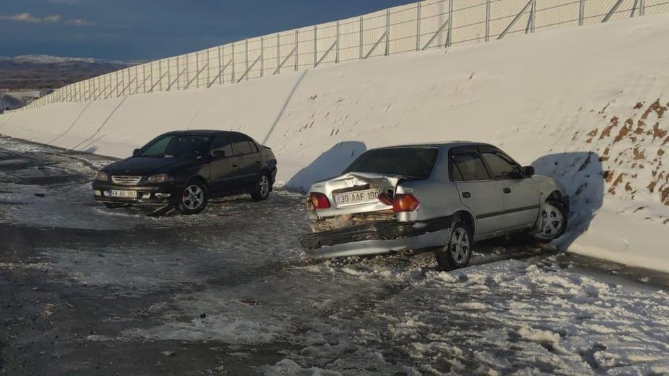 Zincirleme kaza sonucunda 3 araç karıştı, 5 kişi yaralandı.