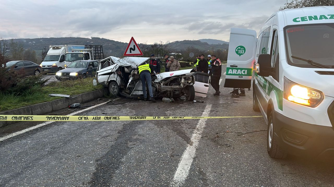 Zonguldak Çaycuma'da kamyonla çarpışan araçta 1 ölü, 2 ağır yaralı var.