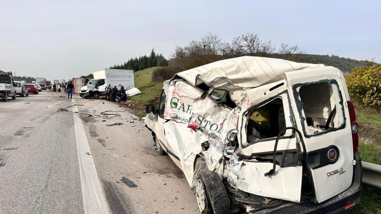 Bursa'da otobanda ciddi kaza! Tır hafif ticari araç ve kamyonete çarptı: Ölü ve yaralılar bulunuyor