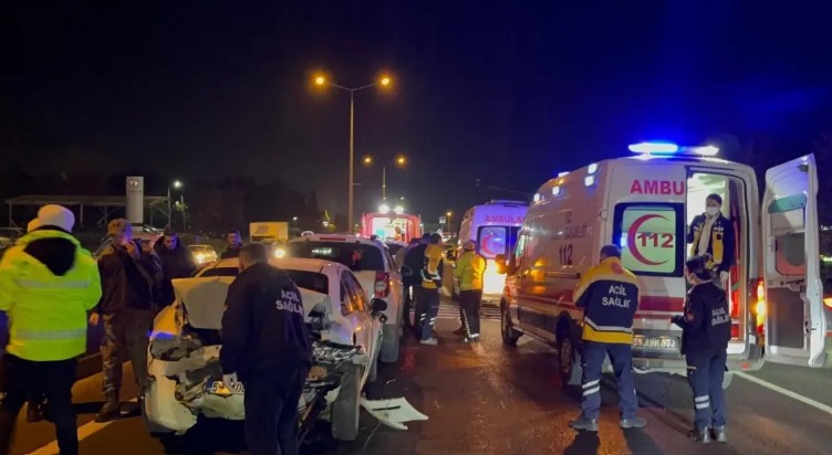 Çorlu-İstanbul Yolu'nda Zincirleme Trafik Kazası: 5 Kişi Yaralandı
