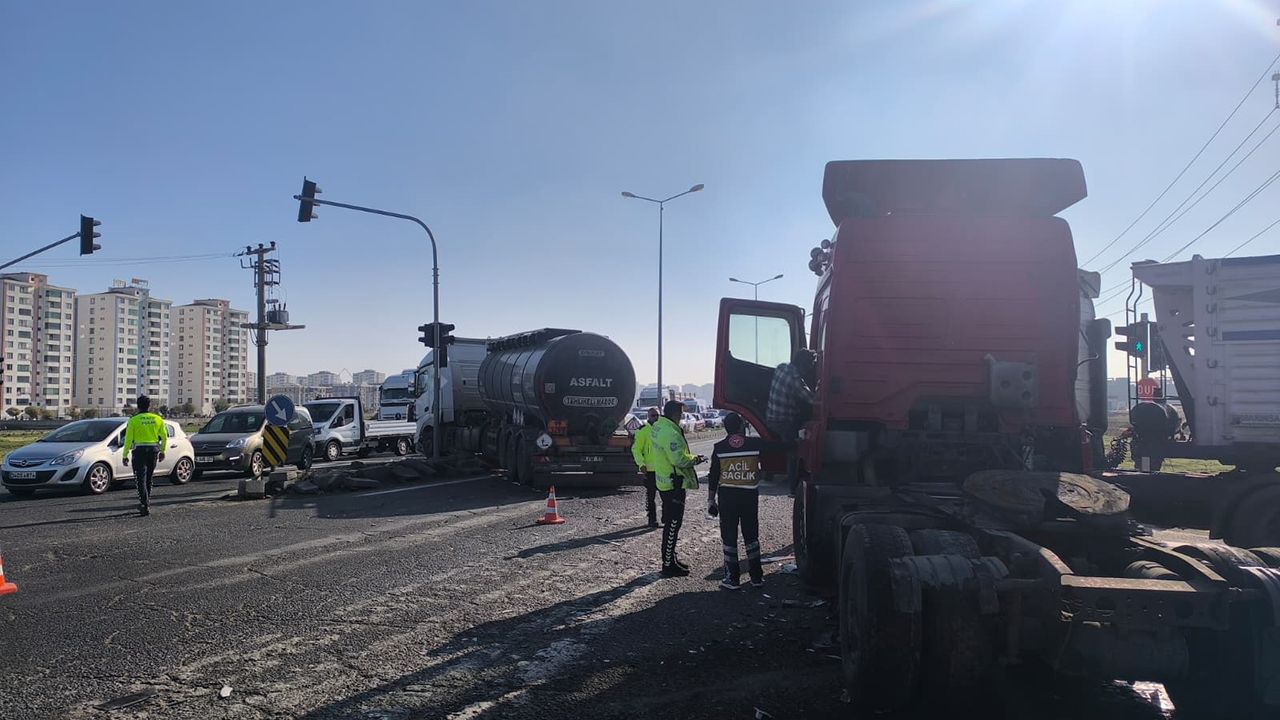 Diyarbakır'da Sanayi Sitesi Kavşağında ardışık kaza oldu.