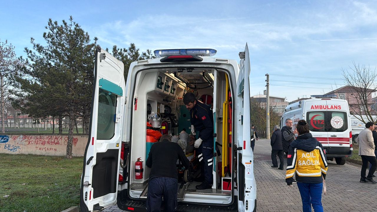 Ergene, Tekirdağ'da tır ile minibüsün karıştığı trafik kazasında 5 kişi yaralandı.