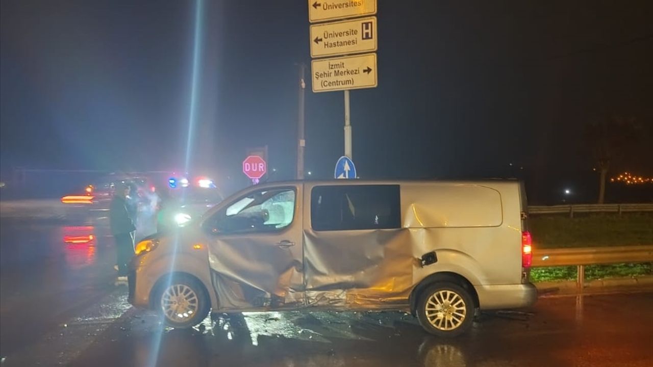 İzmit'te meydana gelen trafik kazasında 3 kişi yaralandı.