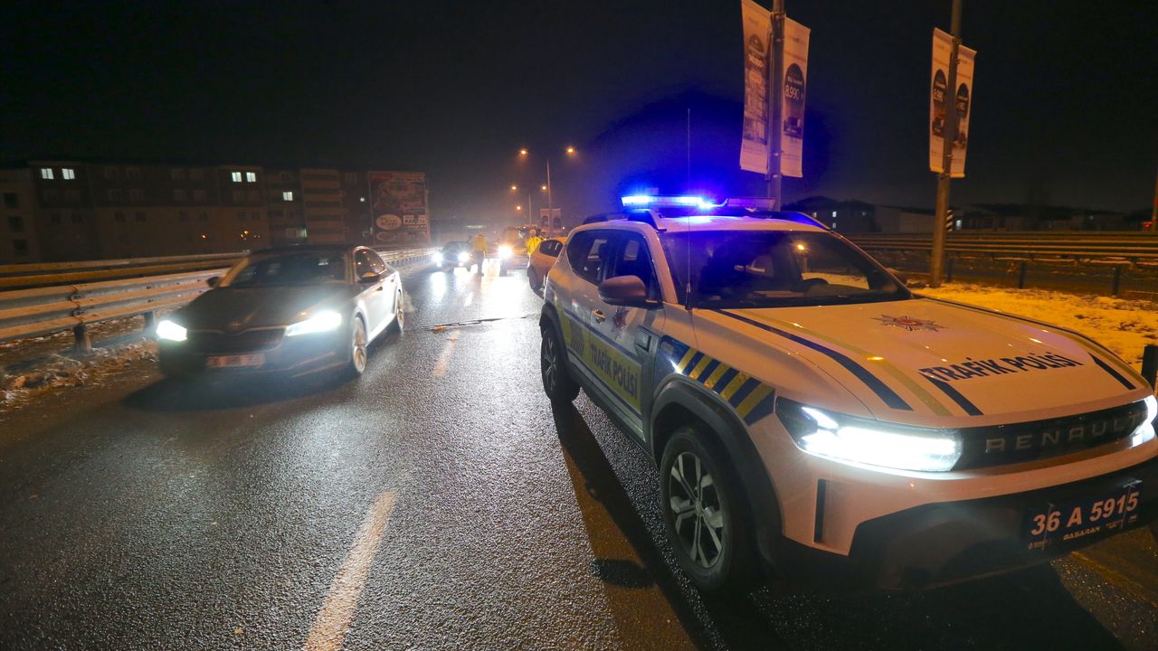 Kars'ta 11 aracın birbirine girdiği büyük bir trafik kazası yaşandı.