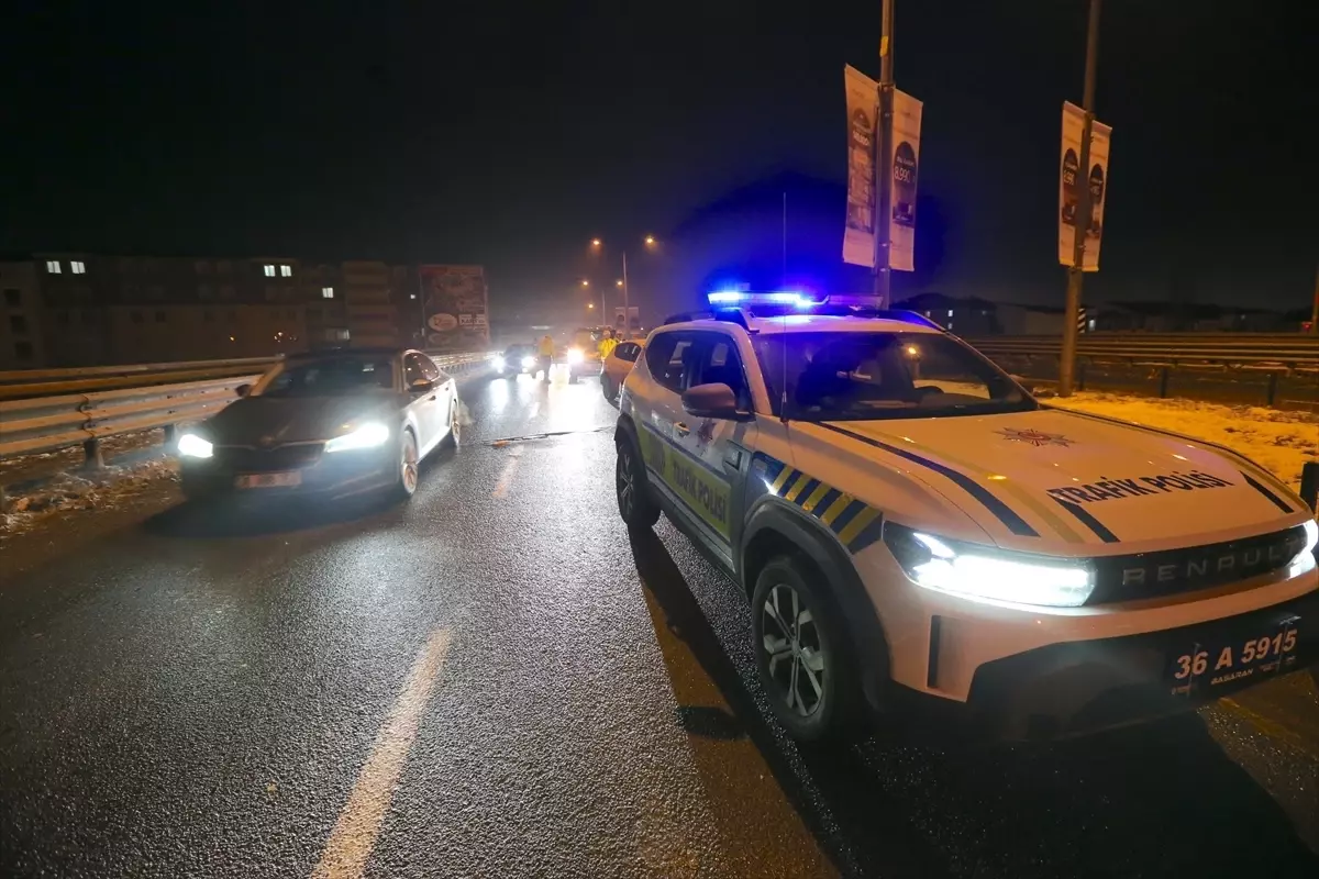 Kars'ta zincirleme kaza: 11 araç karıştı