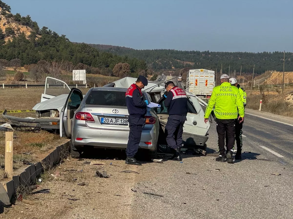 Kaza Sonucu Uşak'ta 2 Kişi Hayatını Kaybetti, 1 Kişi Yaralandı.