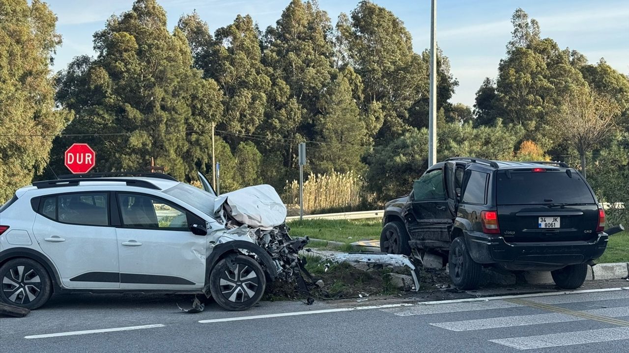 Söke'de Araba ve cip çarpıştı, 3 kişi yaralandı.