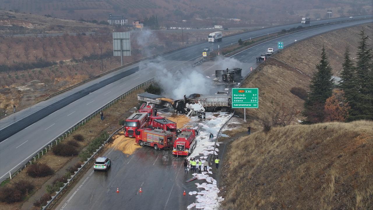 TAG Otoyolu'nda zincirleme kaza sonucu 3 tırda yangın çıktı.