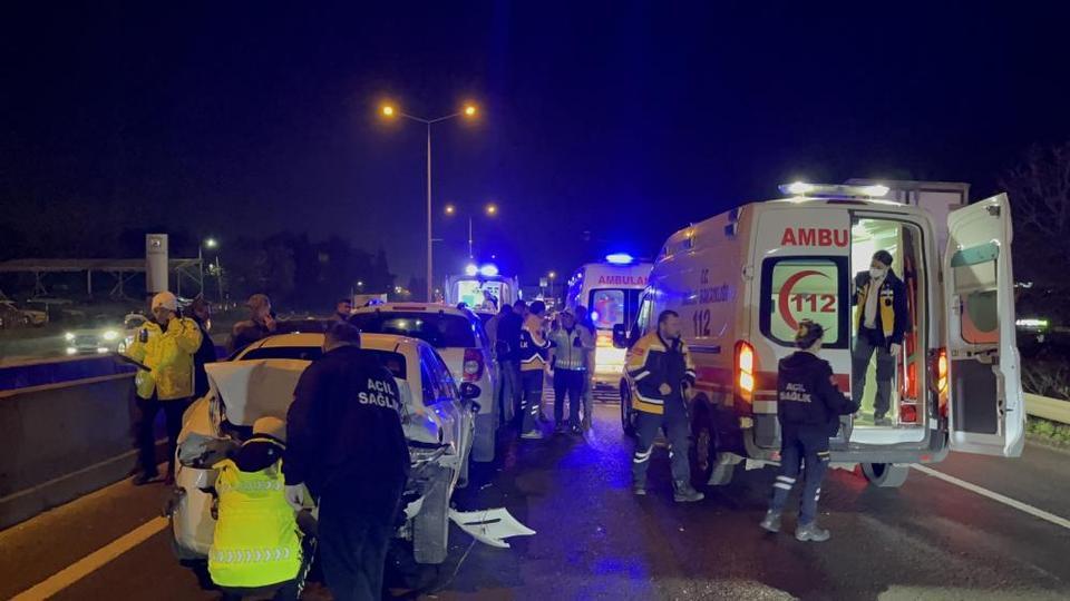 Trafik kazasında 2 asker dahil 5 kişi yaralandı.