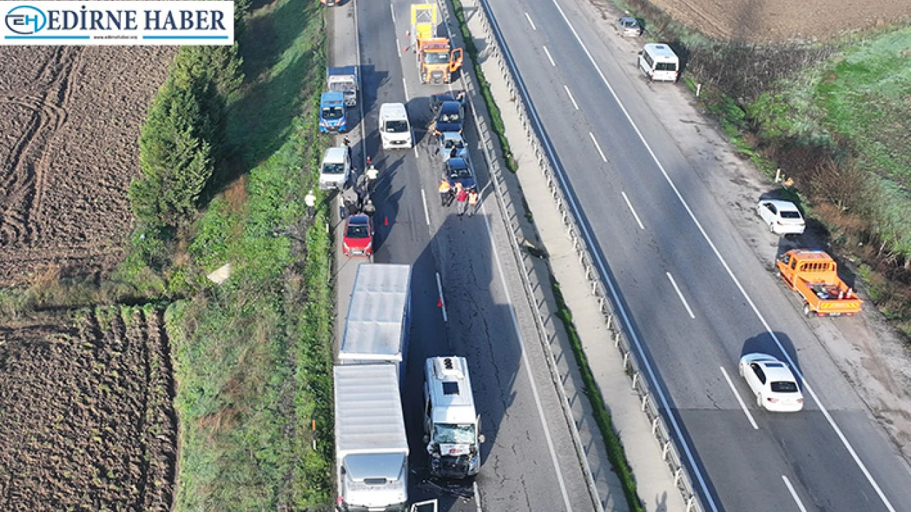 7 kişi yaralı, 10 aracın bulunduğu zincirleme trafik kazasında.