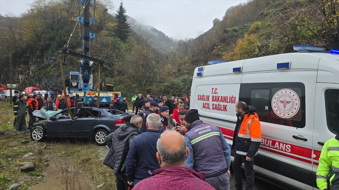 Giresun Bulancak'ta araç dereye uçtu, kazada 2 kişi hayatını kaybetti.