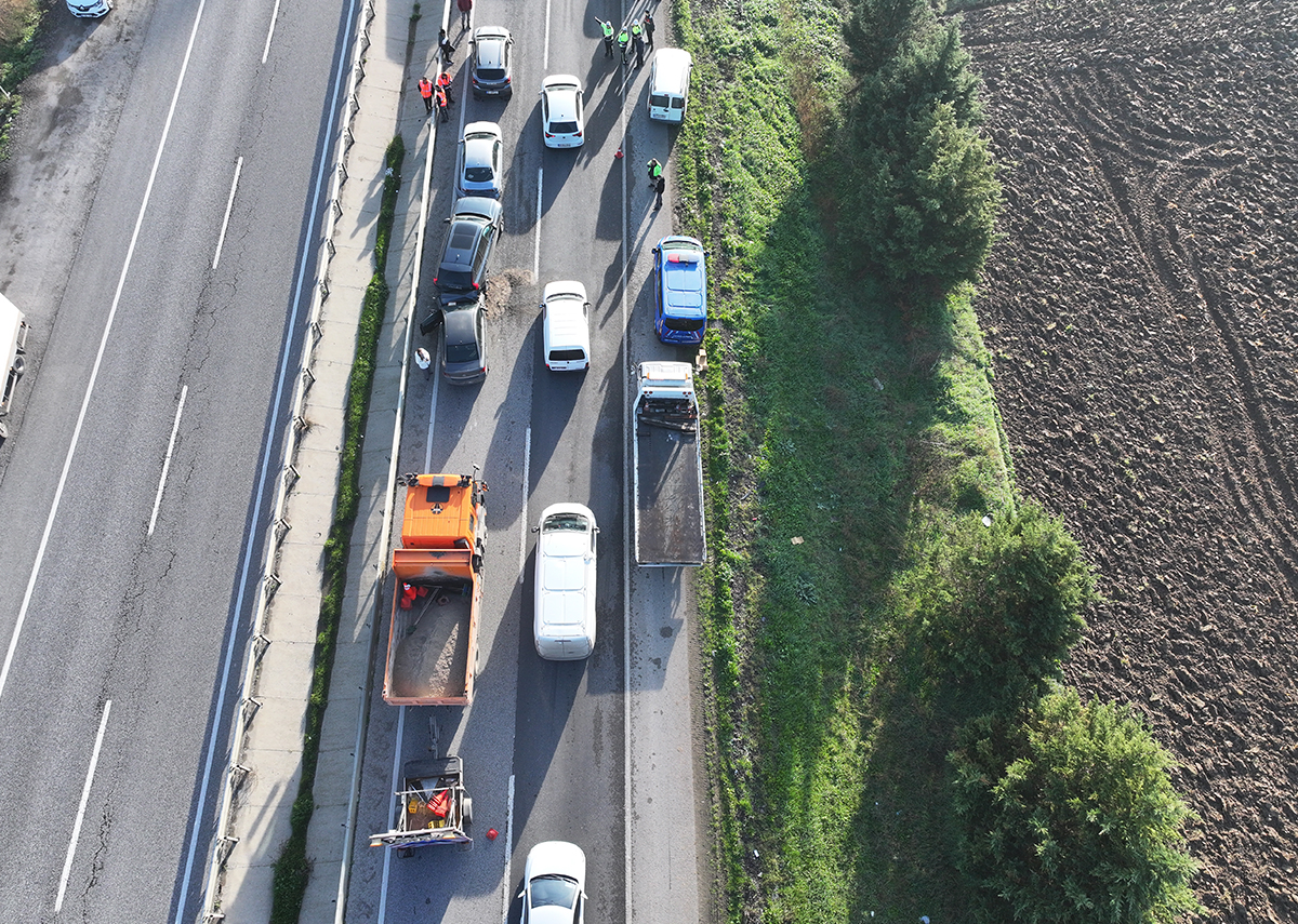 Kaza sonucu 10 araç çarpıştı, 7 kişi yaralandı.