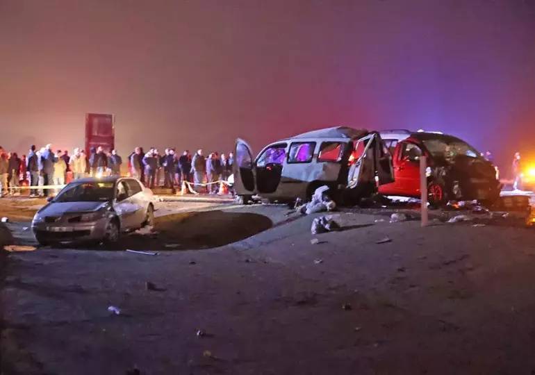 Mardin'de üç aracın karıştığı zincirleme trafik kazasında 4 kişi hayatını kaybetti, 5 kişi yaralandı.