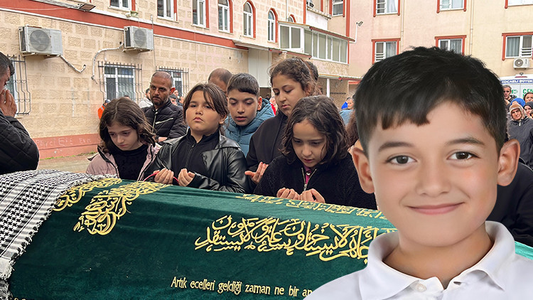 Miraç'ın cenazesinde, arkadaşları tabutun etrafında dua etti, yürekleri dağlayan bir manzara oluştu.
