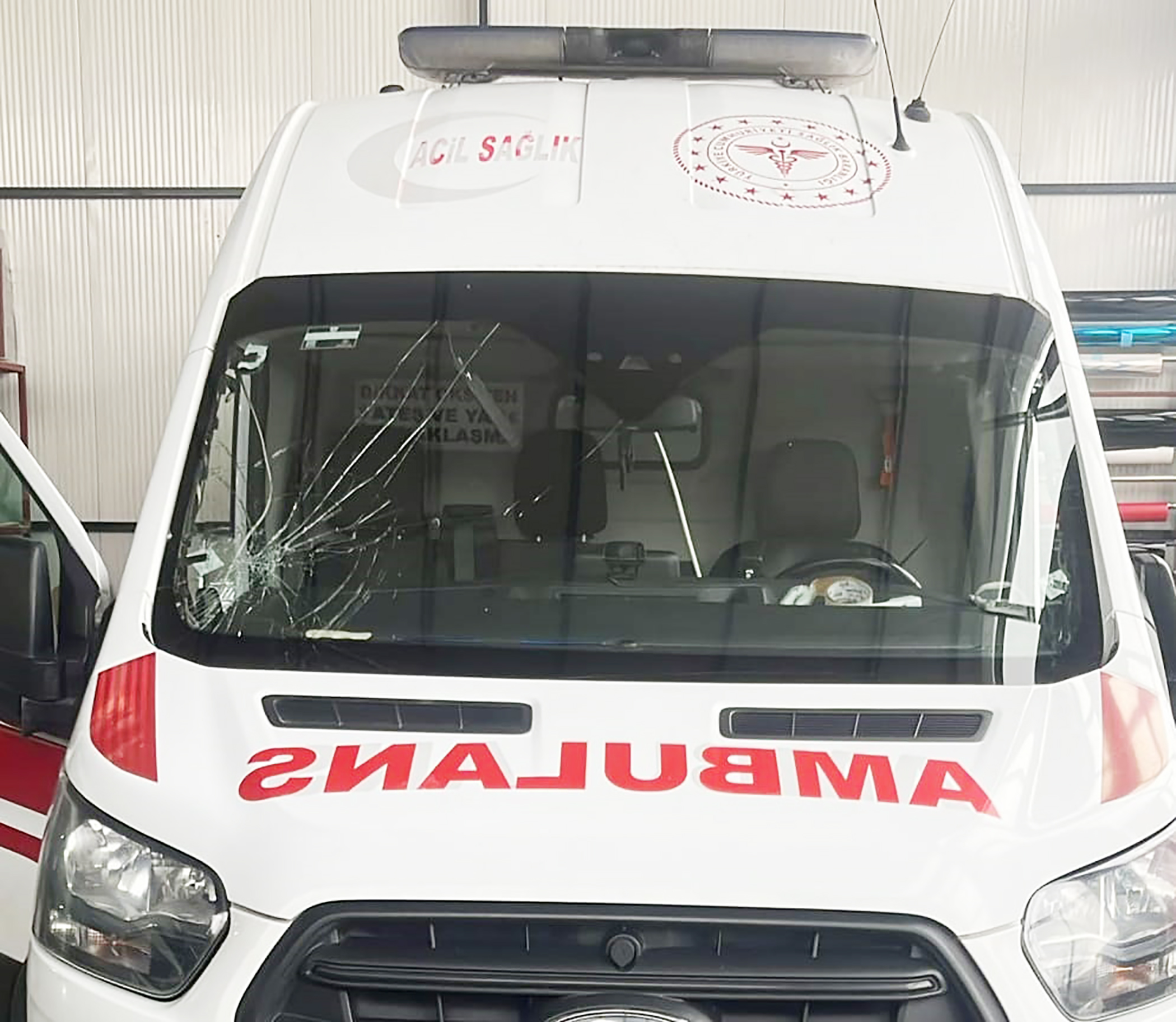 Sağlık görevlisine trafik kazasında saldırı yapıldı.