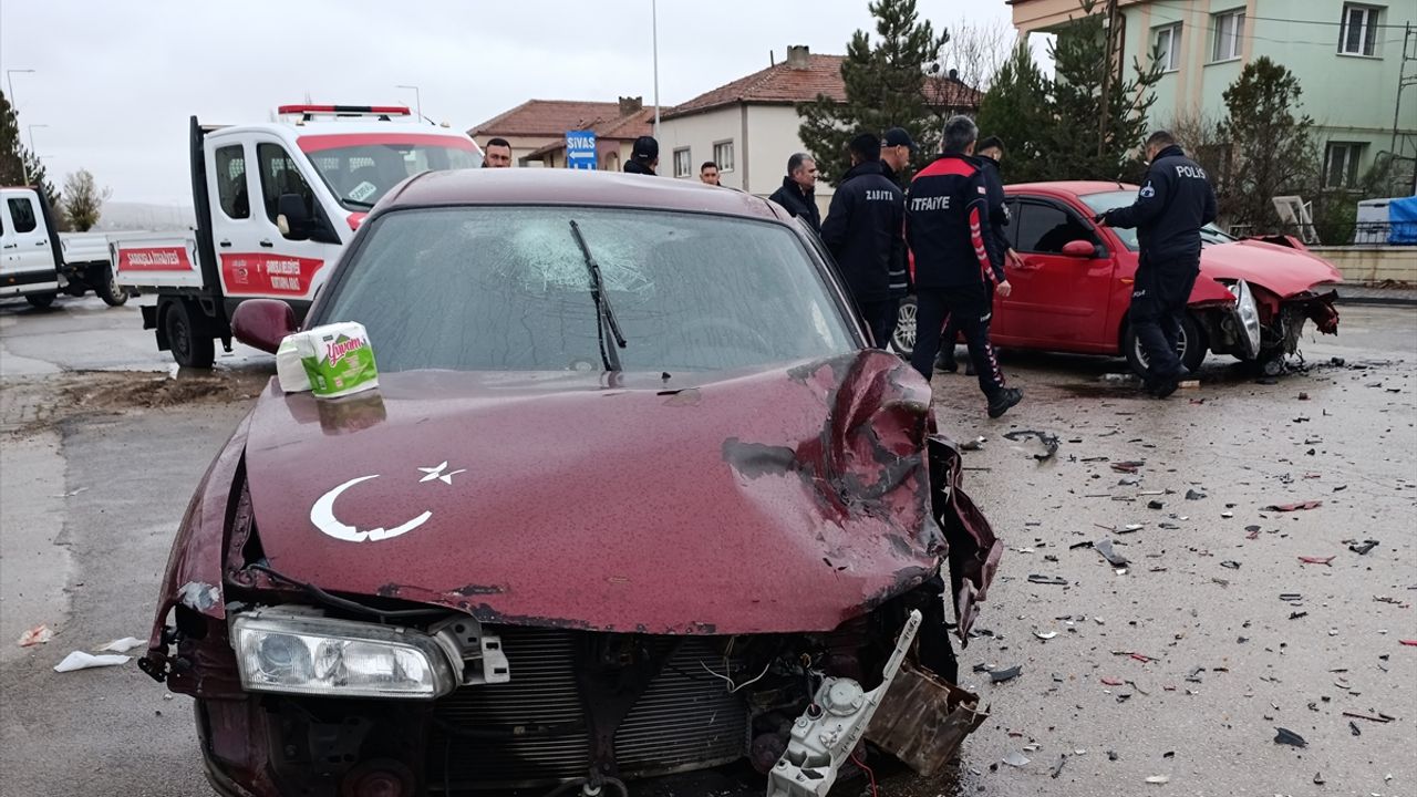 Sivas Şarkışla'da 2 araç kaza yaptı, 4 kişi yaralandı.