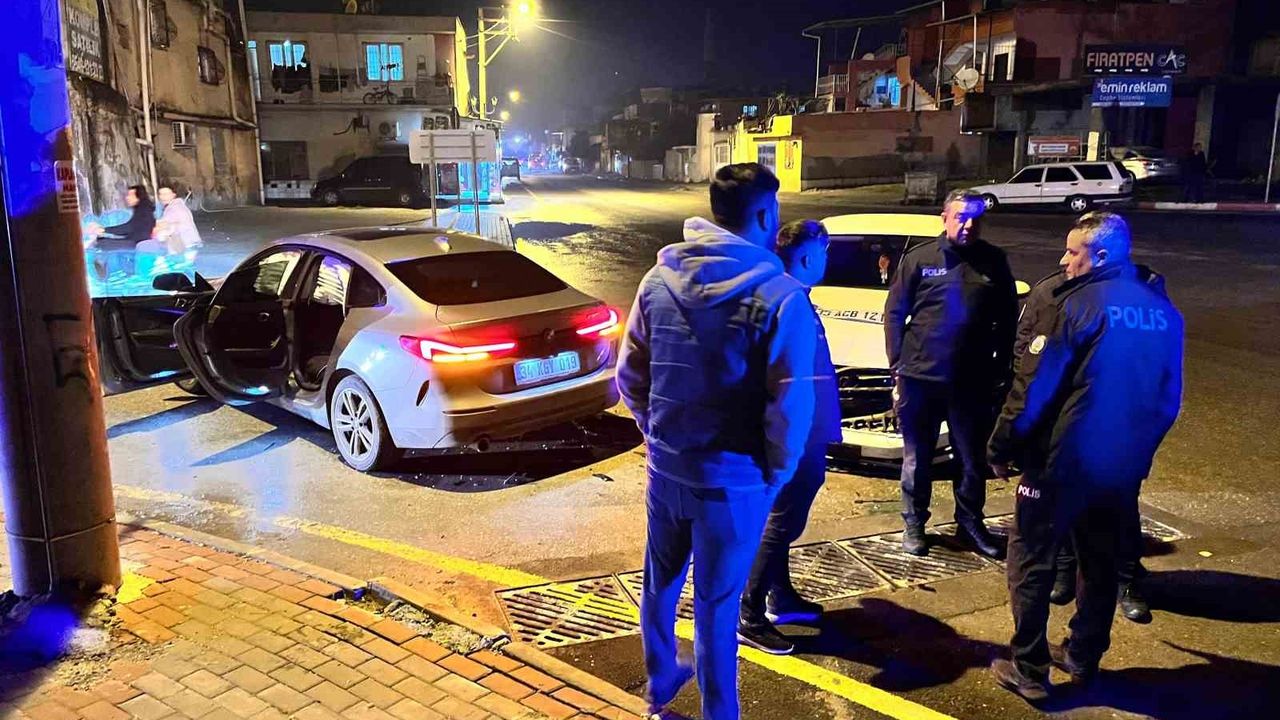 Tarsus'ta kaza meydana geldi, 2 kişi yaralandı.