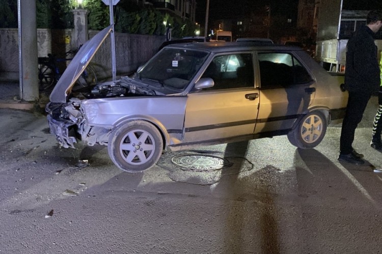 Bursa'da kavşakta trafik çarpışması oldu!