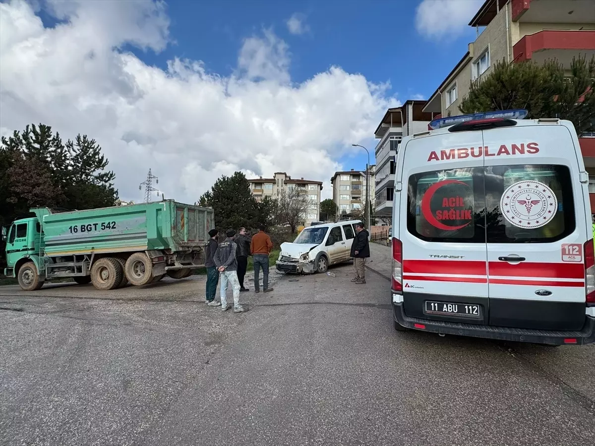 Kazaya karışan araç: 4 kişi yaralandı.