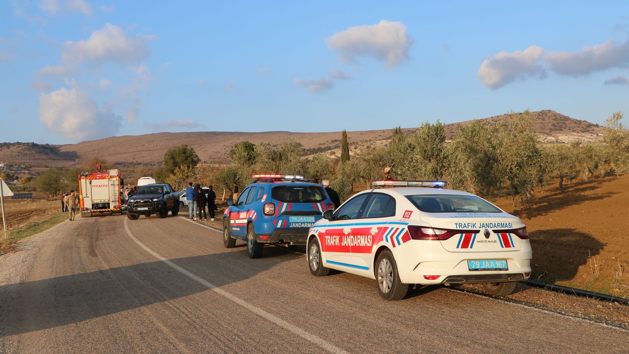 Polateli, Kilis'te ticari araçla otomobilin çarpıştığı kaza sonucu 1'i ağır olmak üzere 3 kişi yaralandı.