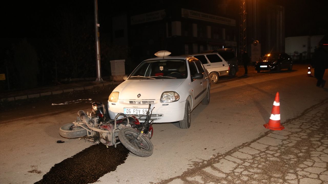 Taşova, Amasya'da araç ile motosiklet çarpıştı, 2 kişi yaralandı.