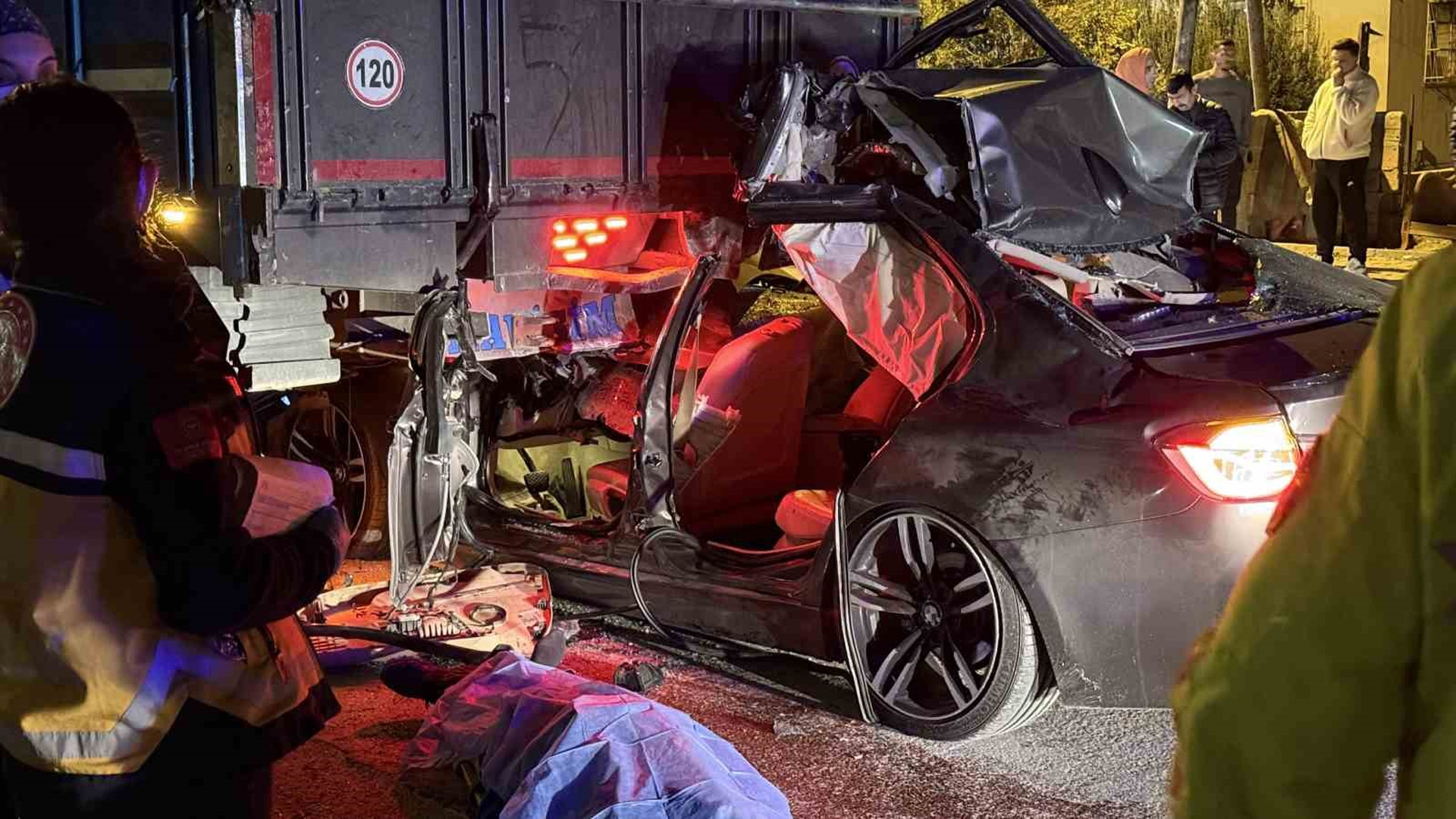 Adana'da, lüks araç kağıt gibi ezilerek ölümcül kazaya neden oldu.