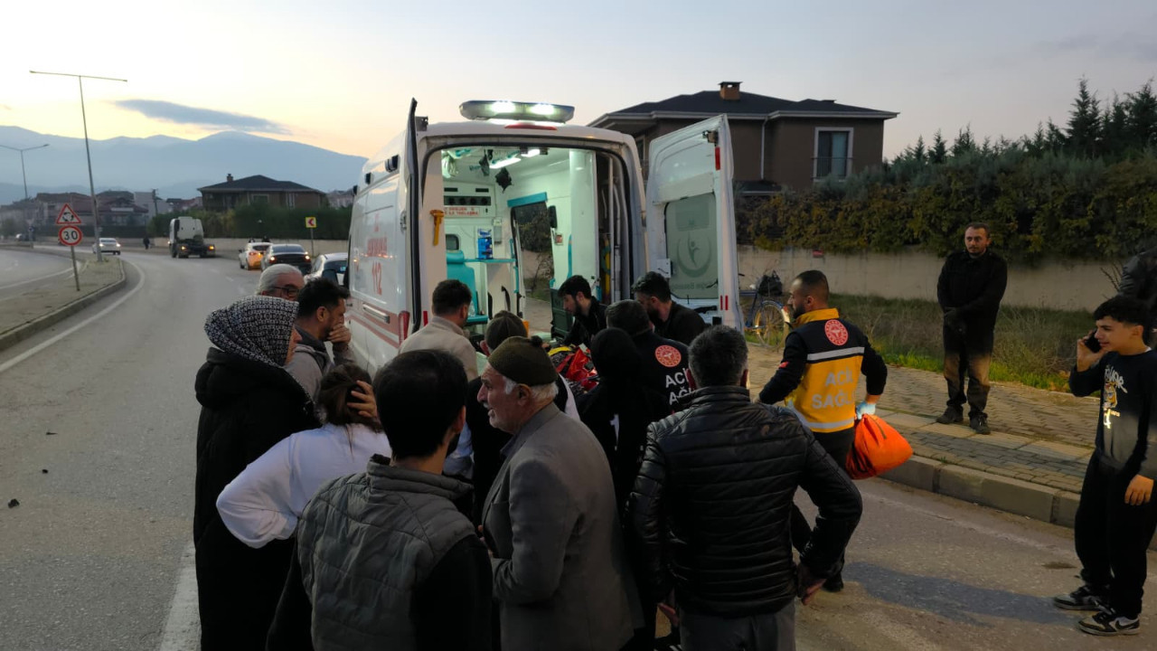 Bursa'da trafik kazasında 1 ağır 2 yaralı var.