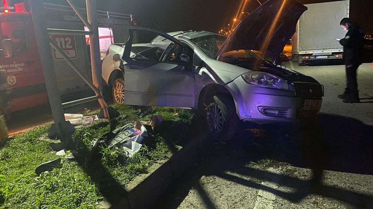 Edirne Uzunköprü'de araç refüj direğine çarptı ve sürücü hayatını kaybetti.
