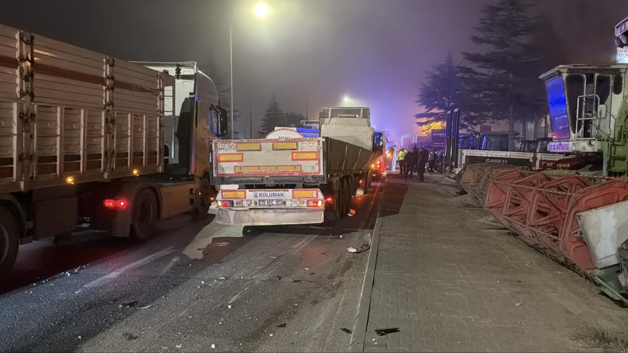 Eskişehir'de tır ile servis minibüsü kaza yaptı.