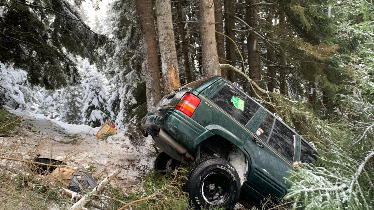 Giresun Dereli'de cip kaza yaparak uçuruma yuvarlandı: 5 kişi yaralandı.