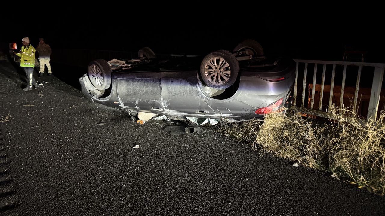 Gümüşhane'de trafik kazasında araç devrilerek 5 kişi yaralandı.