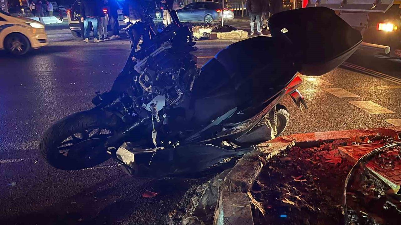 Menteşe'de motosiklet tıra çarptı, bir kişi hayatını kaybetti.