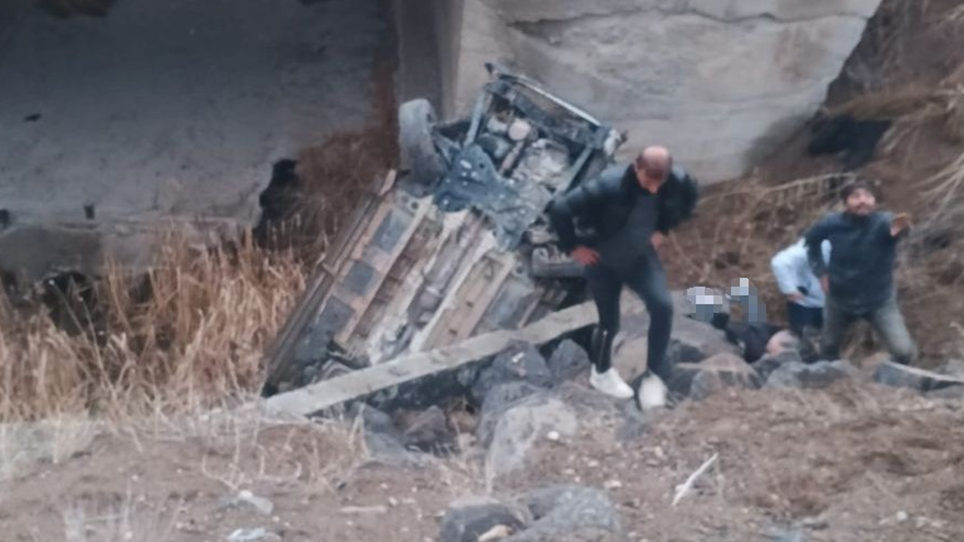 Sivas'ta trajik kaza: Araba köprü altında kaldı, bir kişi hayatını kaybetti.