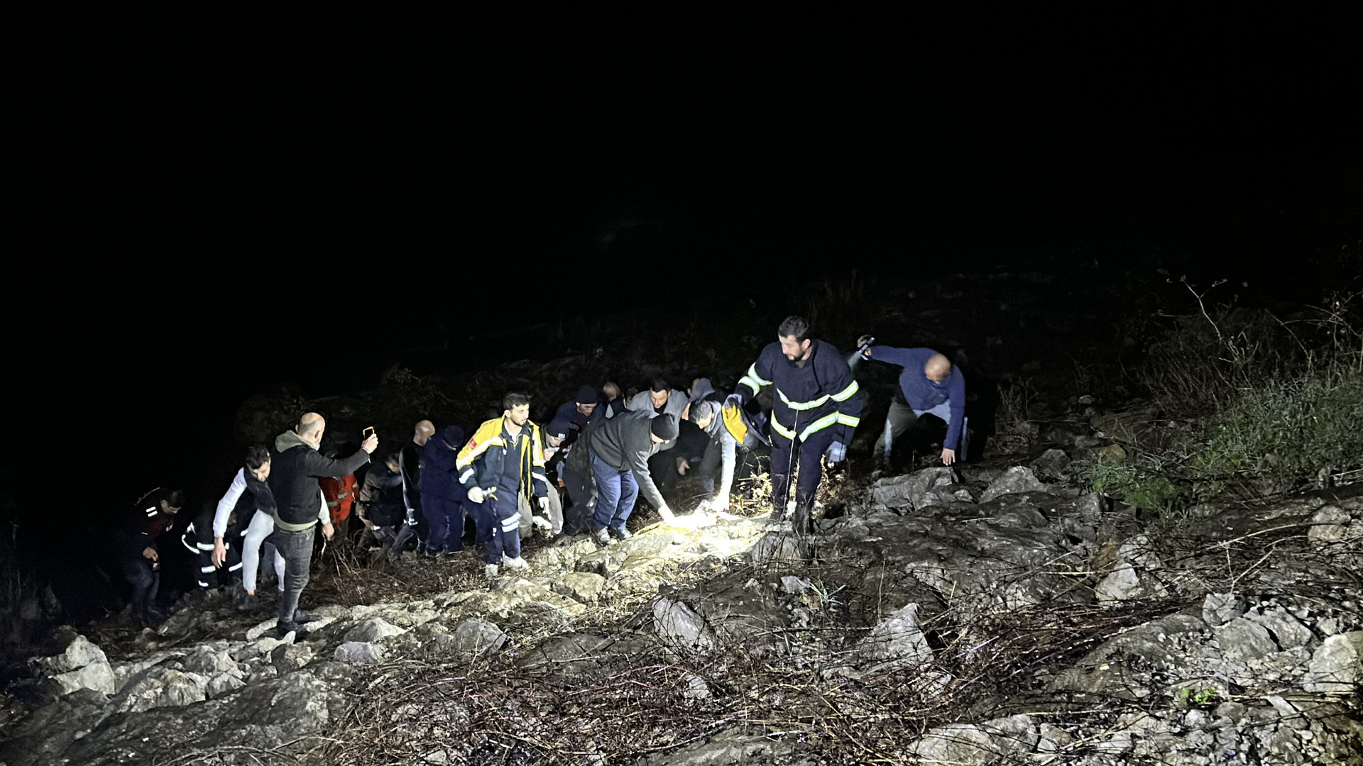 30 metrelik bir uçaktan denize atladı ve hemen onu aramaya başladı.