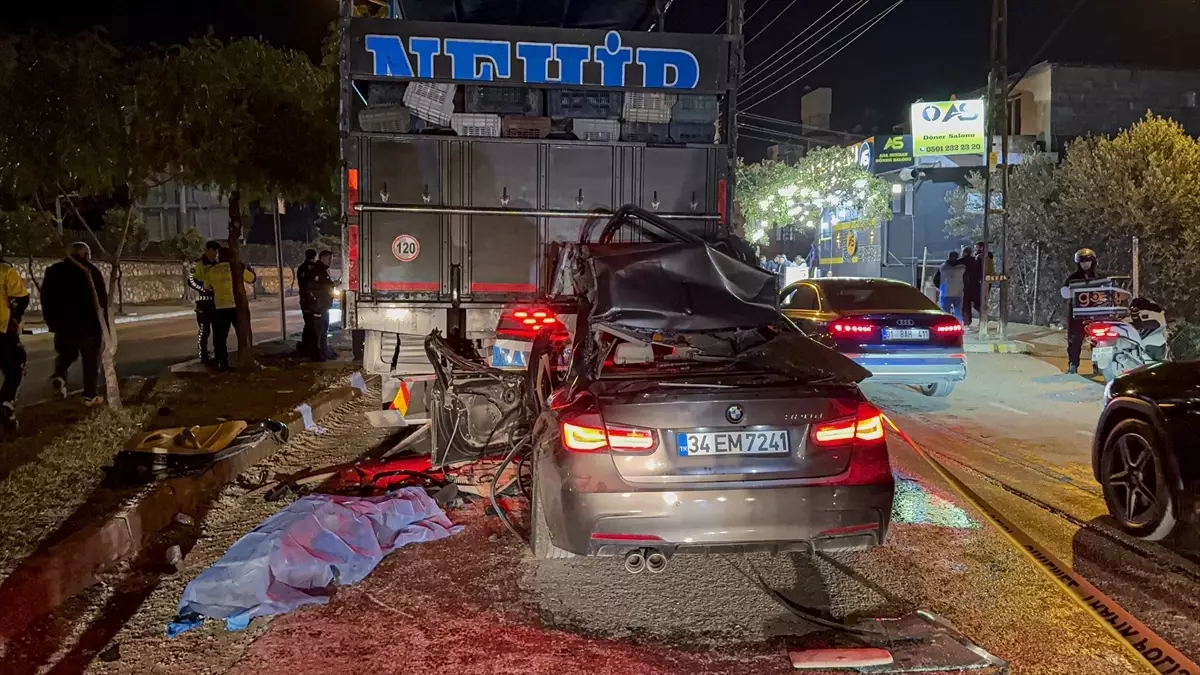 Adana'da trafik kazası: 1 kişi hayatını kaybetti, 2 kişi yaralandı.