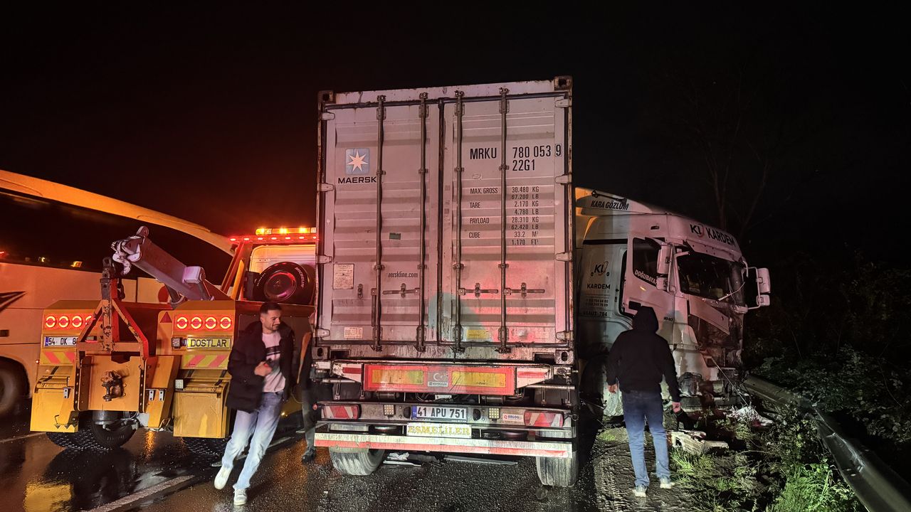 Arifiye'de gerçekleşen zincirleme trafik kazasında 6 aracın karıştığı ve 12 kişinin yaralandığı belirtildi.