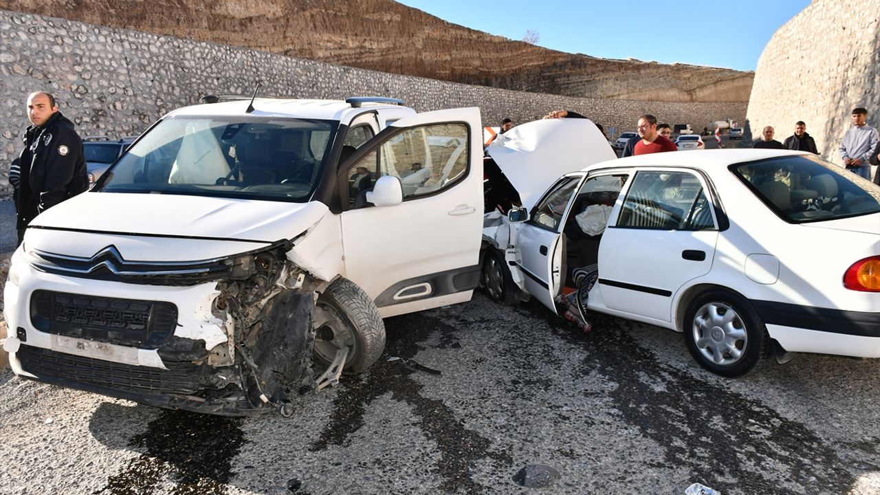 Besni'de art arda meydana gelen trafik kazasında 5 kişi yaralandı.