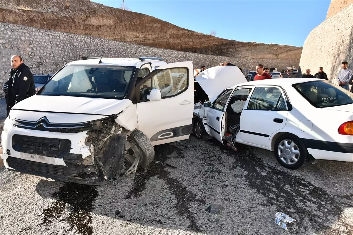 Besni'de Sıralı Kaza: 5 Kişi Yaralandı