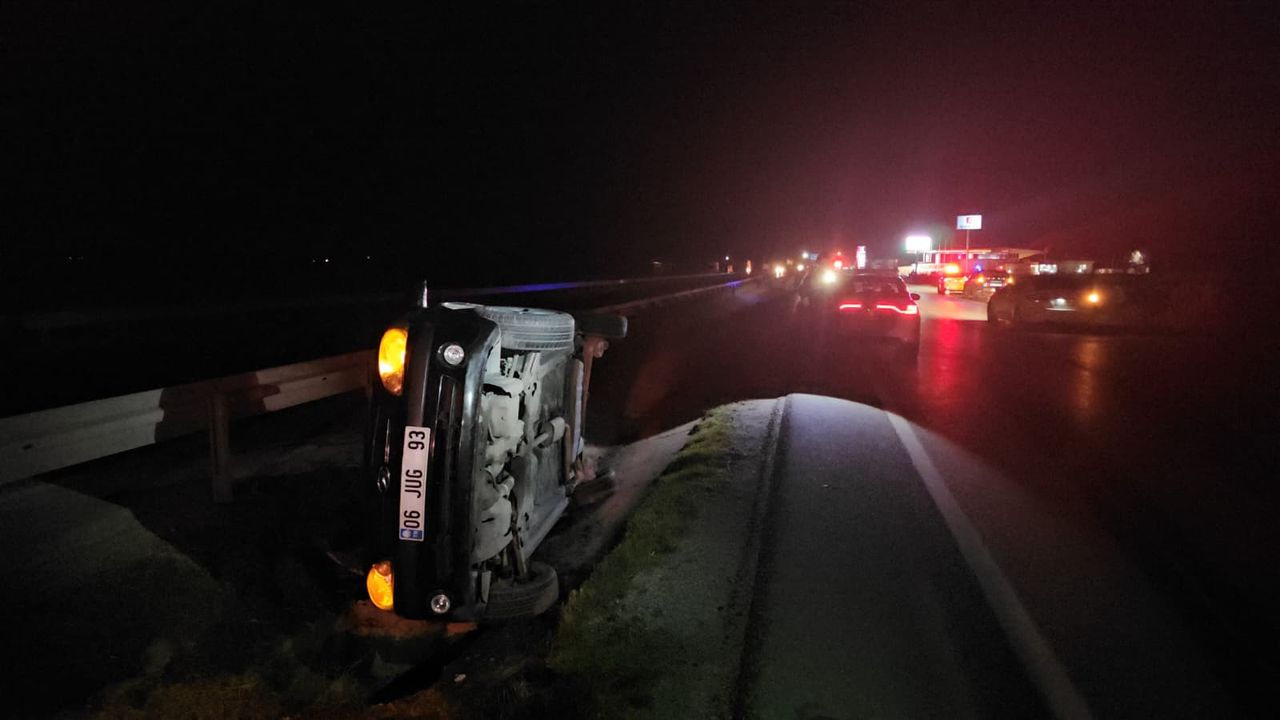 Çorum-Samsun yolunda aracın devrilmesi sonucu 1'i bebek olmak üzere 3 kişi yaralandı.