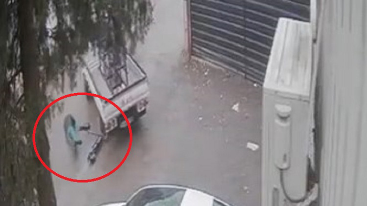 Genç birisine ait olan skuter sürücüsünün trajik ölüm anı kameraya kaydedildi.