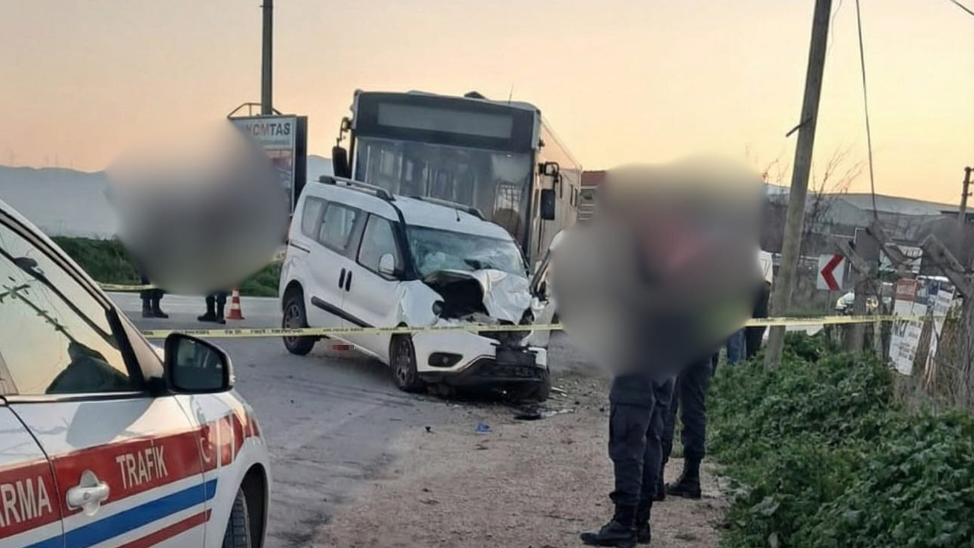 İzmir'de belediye otobüsü ile hafif ticari araç çarpıştı, bir kişi hayatını kaybetti ve iki kişi yaralandı.