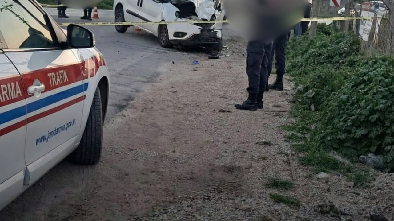 İzmir'de otobüs ile ticari araç çarpıştı: 1 kişi hayatını kaybetti, 2 kişi yaralandı.