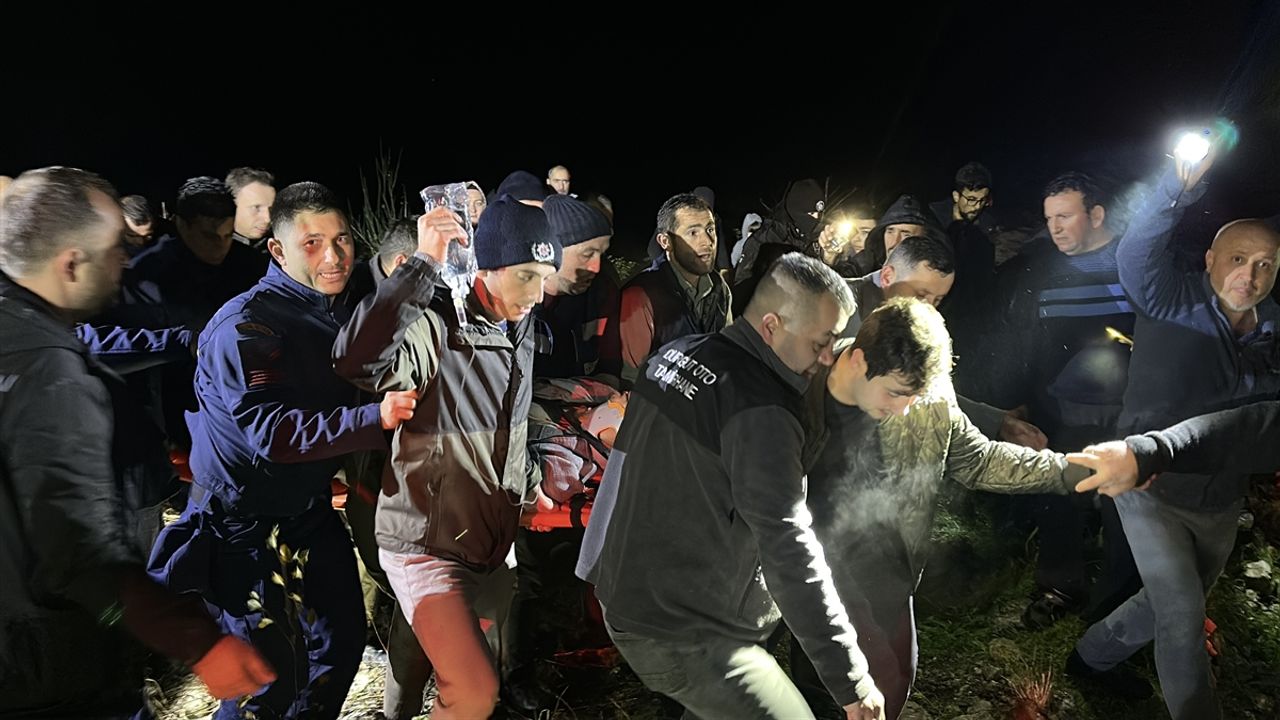Kastamonu'da araç uçuruma yuvarlandı: 1 kişi yaralandı.