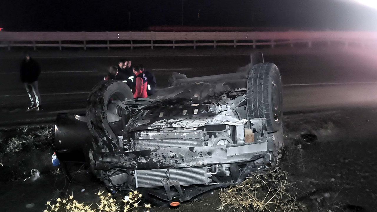 Kırıkkale'deki trafik kazasında araç devrildi, 3 kişi yaralandı.