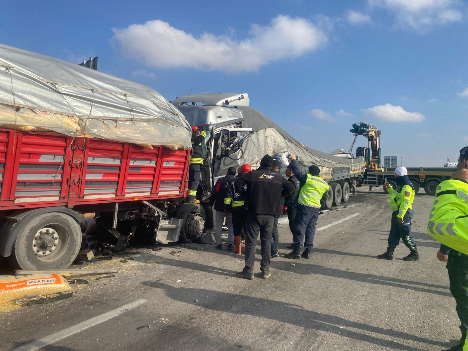 Konya'da zincirleme TIR kaza, araçlar birbirine girdi.