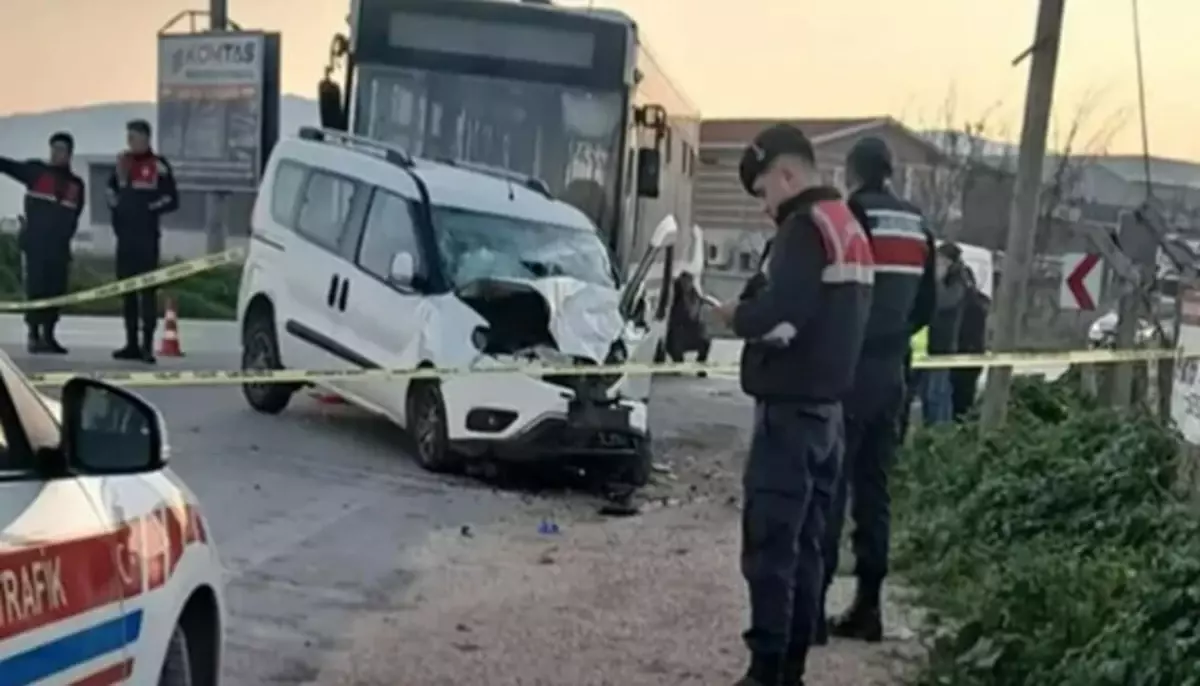 Menemen'de trafik kazası: Bir kişi hayatını kaybetti, iki kişi yaralandı.