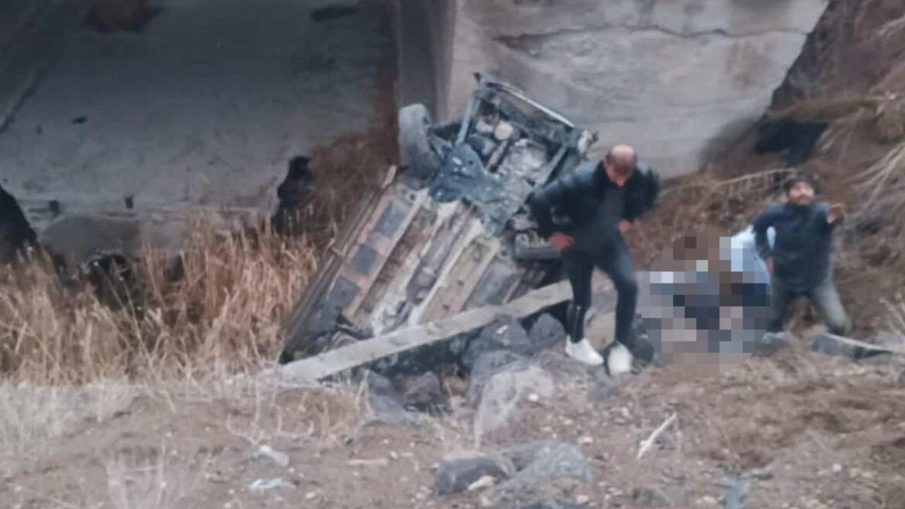 Sivas'ta araç menfeze uçtu: 1 kişi hayatını kaybetti.